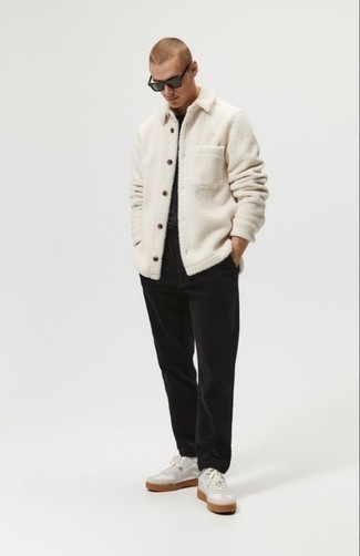 Модный лук: белая флисовая куртка-рубашка, черная футболка с круглым вырезом, черные брюки чинос, белые кожаные низкие кеды