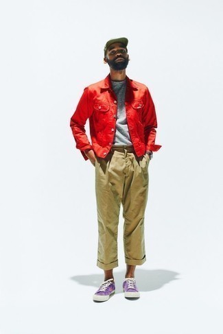 С чем носить красную куртку-рубашку мужчине: Составив образ из красной куртки-рубашки и светло-коричневых брюк чинос, получим классный мужской образ для неофициальных встреч после работы. Подбирая обувь, можно немного поэкспериментировать и завершить образ светло-фиолетовыми низкими кедами из плотной ткани.