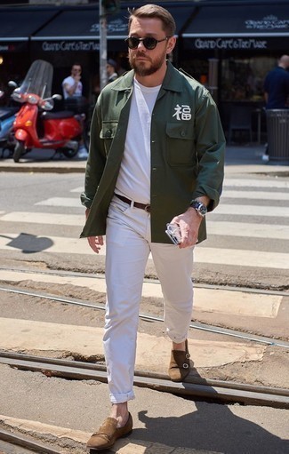 Модный лук: темно-зеленая куртка-рубашка, белая футболка с круглым вырезом, белые брюки чинос, коричневые замшевые монки с двумя ремешками