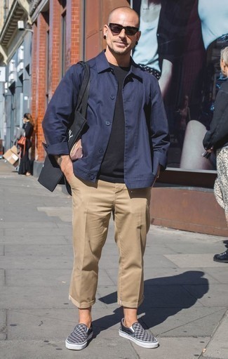 С чем носить черную большую сумку из плотной ткани мужчине в теплую погоду в стиле кэжуал: Если в одежде ты делаешь ставку на комфорт и практичность, темно-синяя куртка-рубашка и черная большая сумка из плотной ткани — хороший выбор для расслабленного повседневного мужского образа. Опасаешься выглядеть слишком небрежно? Заверши этот образ темно-синими слипонами из плотной ткани в клетку.