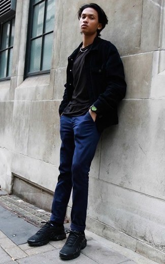 Какие брюки чинос носить с черными кроссовками в стиле кэжуал: Сочетание темно-синей куртки-рубашки и брюк чинос позволит выразить твою индивидуальность. Чтобы ансамбль не получился слишком отполированным, можно дополнить его черными кроссовками.