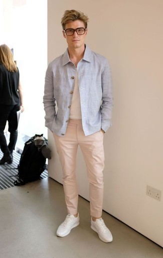 С чем носить ярко-розовые брюки чинос: Голубая льняная куртка-рубашка и ярко-розовые брюки чинос — необходимые вещи в базовом мужском гардеробе. Если подобный образ кажется слишком смелым, сбалансируй его белыми кроссовками.