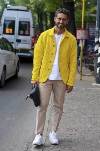 Какие брюки чинос носить с желтой курткой-рубашкой за 40 лет: Желтая куртка-рубашка и брюки чинос — выбирай этот вариант, если не боишься находиться в центре внимания. Выбирая обувь, можно немного пофантазировать и завершить лук белыми кроссовками.