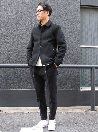 Как носить брюки чинос с высокими кедами в 30 лет: Черная куртка-рубашка и брюки чинос — хороший вариант для воплощения мужского ансамбля в стиле business casual. Любишь смелые решения? Дополни свой образ высокими кедами.