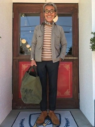 Какие брюки чинос носить с темно-серой курткой-рубашкой за 50 лет осень: Темно-серая куртка-рубашка и брюки чинос — отличный выбор для создания мужского образа в стиле смарт-кэжуал. Что же до обуви, коричневые замшевые ботинки дезерты — наиболее подходящий вариант. Это модный лук, который идеально подходит для непонятной осенней погоды.