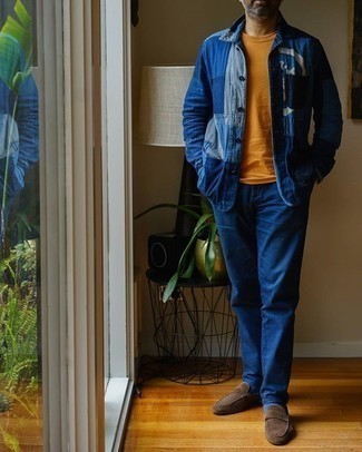 Какие брюки чинос носить с коричневыми лоферами за 50 лет: Синяя джинсовая куртка-рубашка и брюки чинос позволят создать необычный мужской лук для работы в офисе. Не прочь сделать образ немного строже? Тогда в качестве дополнения к этому ансамблю, выбери коричневые лоферы.