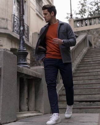 Модный лук: темно-серая шерстяная куртка-рубашка, оранжевая футболка с круглым вырезом, темно-синие брюки чинос, белые низкие кеды из плотной ткани