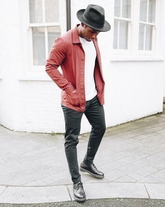 С чем носить красную куртку в 30 лет мужчине в теплую погоду: Сочетание красной куртки и темно-серых брюк чинос позволит выглядеть модно, но при этом подчеркнуть твой индивидуальный стиль. Если ты предпочитаешь смелые настроения в своих луках, закончи этот черными кожаными туфлями дерби.