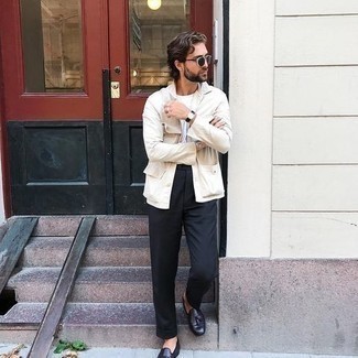Модный лук: бежевая куртка-рубашка, белая футболка с круглым вырезом, черные брюки чинос, черные кожаные лоферы с кисточками