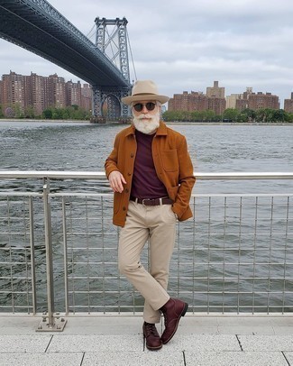 С чем носить коричневую куртку за 50 лет мужчине в прохладную погоду: Сочетание коричневой куртки и бежевых брюк чинос — отличный пример вольного офисного стиля для мужчин. Такой образ обретет свежее прочтение в паре с темно-красными кожаными повседневными ботинками.