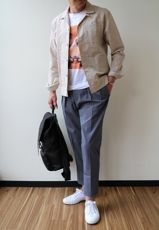 С чем носить бежевую куртку-рубашку за 50 лет мужчине весна: Примерь сочетание бежевой куртки-рубашки и темно-синих брюк чинос в вертикальную полоску, и ты получишь модный расслабленный мужской образ, который подойдет на каждый день. Если сочетание несочетаемого импонирует тебе не меньше, чем проверенная классика, дополни этот лук белыми низкими кедами из плотной ткани. Когда зима уходит и сменяется весной, такое сочетание одежды будет по душе самым придирчивым джентльменам.