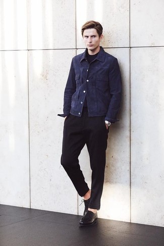 Какие туфли дерби носить с темно-синей курткой-рубашкой: Темно-синяя куртка-рубашка и черные брюки чинос — идеальный вариант для воплощения мужского лука в стиле смарт-кэжуал. В тандеме с туфлями дерби такой лук выглядит особенно выгодно.