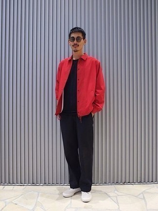 С чем носить красную куртку мужчине: Красная куртка и черные брюки чинос — великолепный выбор для воплощения мужского ансамбля в стиле элегантной повседневности. белые низкие кеды из плотной ткани добавят облику расслабленности и динамичности.