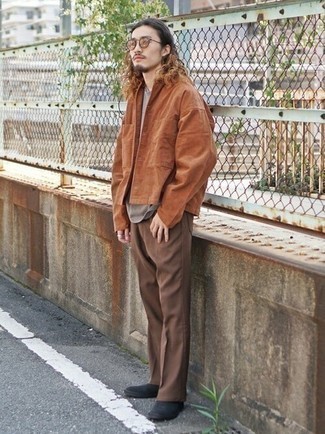 Модный лук: табачная вельветовая куртка-рубашка, серая футболка с круглым вырезом, коричневые брюки чинос, черные слипоны из плотной ткани