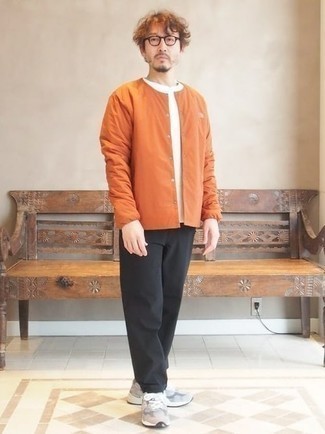 Какие кроссовки носить с оранжевой курткой-рубашкой в 30 лет мужчине весна: Если ты принадлежишь к той категории джентльменов, которые любят выглядеть с иголочки, тебе придется по вкусу ансамбль из оранжевой куртки-рубашки и черных брюк чинос. Ты можешь легко адаптировать такой ансамбль к повседневным условиям городской жизни, закончив его кроссовками. Когда приходит весенняя пора, мы сбрасываем тяжелые шубы и толстые куртки и начинаем поиски свежих весенних луков. Подобное сочетание одежды поможет тебе найти необходимое вдохновение.
