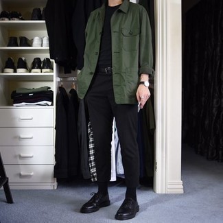 С чем носить темно-зеленую куртку-рубашку мужчине в стиле смарт-кэжуал: Темно-зеленая куртка-рубашка в паре с черными брюками чинос поможет выразить твою индивидуальность. Хотел бы привнести сюда нотку строгости? Тогда в качестве дополнения к этому ансамблю, стоит выбрать черные кожаные туфли дерби.