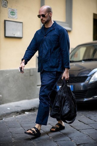 С чем носить темно-синюю большую сумку в 30 лет мужчине в стиле кэжуал: Если ты наметил себе насыщенный день, сочетание темно-синей куртки-рубашки и темно-синей большой сумки позволит создать комфортный образ в расслабленном стиле. Смелые парни закончат ансамбль черными кожаными сандалиями.