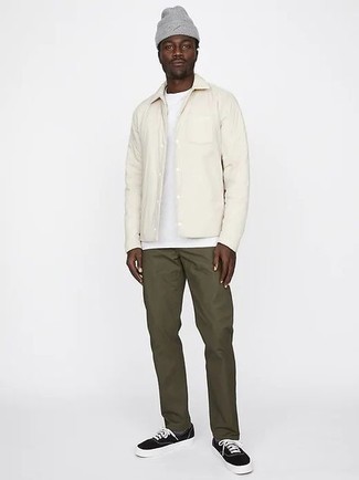 Модный лук: белая куртка-рубашка, белая футболка с круглым вырезом, оливковые брюки чинос, черно-белые низкие кеды из плотной ткани