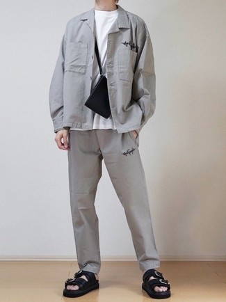 Модный лук: серая куртка-рубашка, белая футболка с круглым вырезом, серые брюки чинос, черные кожаные сандалии