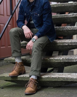 Как носить темно-зеленые брюки чинос с коричневыми кожаными повседневными ботинками в 20 лет в теплую погоду в стиле смарт-кэжуал: Если ты принадлежишь к той категории молодых людей, которые любят выглядеть с иголочки, тебе подойдет тандем темно-синей джинсовой куртки-рубашки и темно-зеленых брюк чинос. Вкупе с этим луком выигрышно будут выглядеть коричневые кожаные повседневные ботинки.