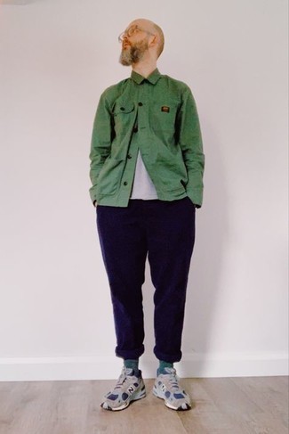 С чем носить зеленую куртку-рубашку мужчине осень: Комбо из зеленой куртки-рубашки и фиолетовых брюк чинос — прекрасный офисный вариант для джентльменов. Нравится рисковать? Заверши образ серыми кроссовками. Это стильный ансамбль, который великолепно подойдет для осенней погоды.
