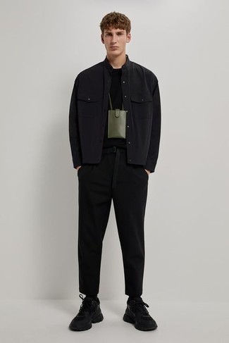 Модный лук: черная куртка-рубашка, черная футболка с круглым вырезом, черные брюки чинос, черные кроссовки