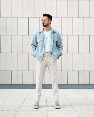 Модный лук: голубая куртка-рубашка, белая футболка с круглым вырезом, серые брюки чинос, голубые замшевые лоферы