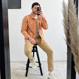 С чем носить оранжевую куртку мужчине: Комбо из оранжевой куртки и светло-коричневых брюк чинос — хороший пример вольного офисного стиля для джентльменов. Чтобы образ не получился слишком зализанным, можно надеть белые кожаные низкие кеды.