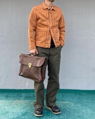 С чем носить темно-коричневую сумку в 30 лет мужчине осень в стиле смарт-кэжуал: Если ты делаешь ставку на комфорт и практичность, табачная куртка-рубашка и темно-коричневая сумка — превосходный вариант для модного мужского образа на каждый день. Что же касается обуви, можешь отдать предпочтение классическому стилю и выбрать черные кожаные повседневные ботинки. Думается, это здоровское решение на осеннее время года.