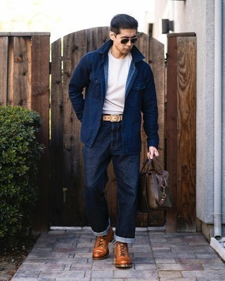 Какие джинсы носить с табачными повседневными ботинками мужчине: Темно-синяя куртка-рубашка и джинсы — must have вещи в гардеробе стильного современного парня. В этот лук очень легко интегрировать табачные повседневные ботинки.