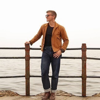 С чем носить табачную куртку-рубашку мужчине осень: Комбо из табачной куртки-рубашки и темно-синих джинсов — классный вариант для воплощения мужского лука в стиле смарт-кэжуал. Темно-коричневые кожаные повседневные ботинки станут превосходным дополнением к твоему луку. Уверены, это идеальный вариант в прохладную осеннюю погоду.
