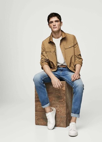 С чем носить синие джинсы в 20 лет мужчине: Светло-коричневая куртка-рубашка и синие джинсы великолепно впишутся в мужской лук в стиле casual. Заверши ансамбль белыми кожаными низкими кедами, если боишься, что он получится слишком консервативным.