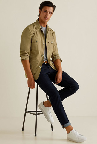 Как носить темно-зеленую куртку-рубашку с темно-синими джинсами мужчине весна: Если ты ценишь удобство и функциональность, тебе полюбится это лук из темно-зеленой куртки-рубашки и темно-синих джинсов. Заверши образ белыми низкими кедами из плотной ткани, если не хочешь, чтобы он получился слишком формальным. Этот ансамбль отлично подходит для капризной весенней погоды.