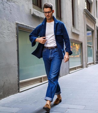 С чем носить темно-синюю куртку-рубашку в 30 лет мужчине в стиле смарт-кэжуал: Привлекательное сочетание темно-синей куртки-рубашки и синих джинсов без сомнений будет обращать на себя внимание прекрасного пола. Что до обуви, можешь отдать предпочтение классическому стилю и выбрать коричневые замшевые лоферы.