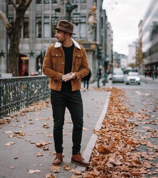 Какие джинсы носить с табачной курткой-рубашкой мужчине осень: Табачная куртка-рубашка в паре с джинсами несомненно будет привлекать внимание красивых дам. Что до обуви, коричневые кожаные повседневные ботинки — наиболее выигрышный вариант. Без сомнений, такое сочетание будет смотреться прекрасно в ласковый осенний денек.