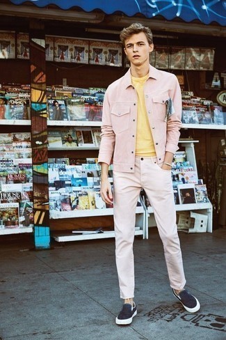 С чем носить ярко-розовые джинсы мужчине в теплую погоду: Розовая вельветовая куртка-рубашка и ярко-розовые джинсы будет прекрасной идеей для расслабленного лука на каждый день. Вместе с этим образом великолепно будут выглядеть темно-синие слипоны из плотной ткани.