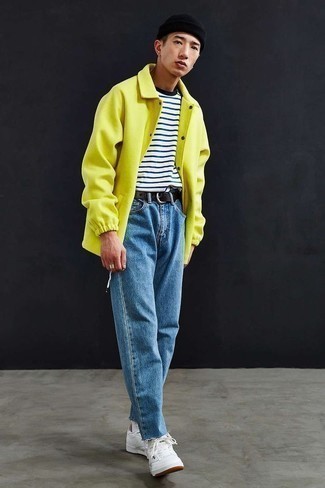 С чем носить зелено-желтую куртку мужчине весна: Зелено-желтая куртка и синие джинсы — хорошая идея для расслабленного, но модного мужского лука. Вместе с этим ансамблем идеально выглядят белые кожаные низкие кеды. Когда зимний сезон сменяется в весеннее время года, мы скидываем тяжелые шубы и толстые пуховики и хотим выглядеть по-весеннему притягательно и безупречно,. Такое сочетание поможет найти необходимое вдохновение.