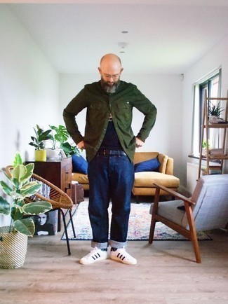 Как носить джинсы с низкими кедами за 40 лет мужчине осень в стиле кэжуал: Сочетание темно-зеленой куртки-рубашки и джинсов как нельзя лучше подчеркнет твою индивидуальность. Пара низких кед добавит облику легкости и динамичности. Вне всякого сомнения, подобное сочетание будет выглядеть великолепно в погожий осенний денек.