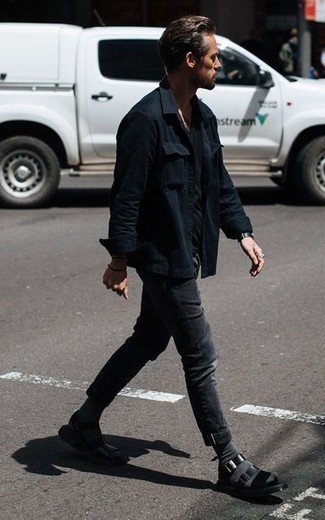 С чем носить черно-белую куртку в 30 лет мужчине в спортивном стиле: Черно-белая куртка в паре с темно-серыми джинсами — великолепная идея для создания мужского ансамбля в стиле business casual. Любители рискованных сочетаний могут дополнить лук черными кожаными сандалиями.