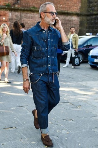 Как носить коричневые замшевые лоферы с кисточками с темно-синими джинсами в теплую погоду: Темно-синяя джинсовая куртка-рубашка и темно-синие джинсы — великолепная идея для расслабленного, но стильного мужского ансамбля. Любители экспериментов могут завершить лук коричневыми замшевыми лоферами с кисточками, тем самым добавив в него толику нарядности.