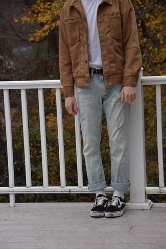 Какие джинсы носить с светло-коричневой курткой-рубашкой в 20 лет мужчине в теплую погоду в спортивном стиле: Сочетание светло-коричневой куртки-рубашки и джинсов не прекращает нравиться молодым людям, которые любят одеваться со вкусом. Такой образ легко приспособить к повседневным условиям городской жизни, если завершить его черно-белыми низкими кедами из плотной ткани.