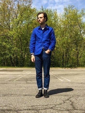 С чем носить синюю куртку-рубашку в 20 лет мужчине в стиле смарт-кэжуал: Синяя куртка-рубашка и темно-синие джинсы — замечательная идея для расслабленного, но стильного мужского образа. Вкупе с этим луком идеально смотрятся черные кожаные повседневные ботинки.
