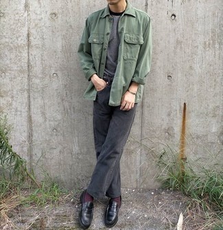 Как носить темно-зеленую куртку-рубашку с темно-серыми джинсами в 20 лет мужчине в стиле смарт-кэжуал: Привлекательное сочетание темно-зеленой куртки-рубашки и темно-серых джинсов вне всякого сомнения будет обращать на себя внимание красивых дам. Хочешь сделать образ немного элегантнее? Тогда в качестве обуви к этому образу, выбери черные кожаные лоферы.
