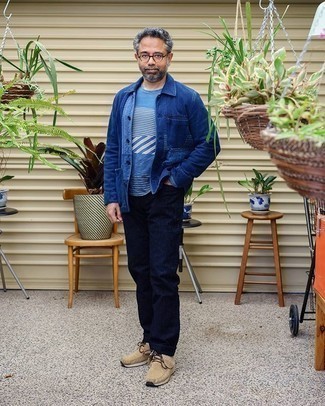 Как носить темно-синюю джинсовую куртку-рубашку с темно-синими джинсами мужчине: Удобное сочетание темно-синей джинсовой куртки-рубашки и темно-синих джинсов позволит подчеркнуть твой индивидуальный стиль и выделиться из серой массы. Бежевые замшевые ботинки дезерты выгодно дополнят этот образ.