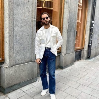 С чем носить белую куртку-рубашку в 30 лет мужчине: Белая куртка-рубашка и синие джинсы — беспроигрышный лук, если ты ищешь расслабленный, но в то же время стильный мужской лук. Ты можешь легко приспособить такой образ к повседневным реалиям, завершив его белыми кроссовками.