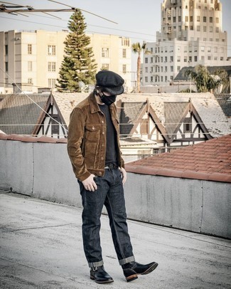 С чем носить коричневую вельветовую куртку-рубашку в 30 лет мужчине в прохладную погоду: Тандем коричневой вельветовой куртки-рубашки и темно-серых джинсов позволит создать интересный мужской лук в повседневном стиле. Если ты любишь использовать в своих ансамблях разные стили, на ноги можно надеть черные кожаные ботинки челси.