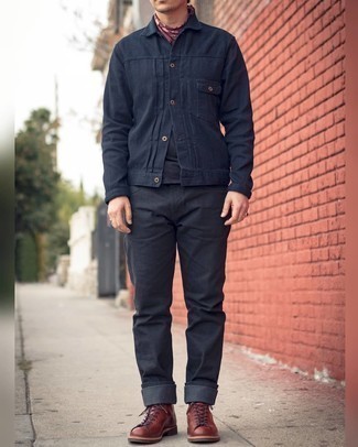 Какие ботинки носить с черными джинсами мужчине осень: Темно-синяя куртка-рубашка смотрится гармонично в паре с черными джинсами. Ботинки становятся хорошим завершением твоего ансамбля. Такой лук определенно придется тебе по вкусу в осеннее время года.