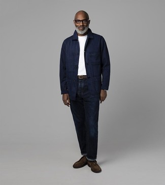 С чем носить темно-коричневый ремень за 50 лет мужчине: Темно-синяя куртка-рубашка и темно-коричневый ремень — превосходный выбор для джентльменов, которые всегда в движении. Теперь почему бы не привнести в повседневный образ чуточку изысканности с помощью темно-коричневых замшевых повседневных ботинок?