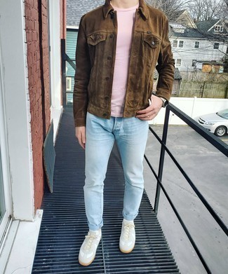 Какие джинсы носить с бело-ярко-розовой футболкой с круглым вырезом в 30 лет мужчине: Бело-ярко-розовая футболка с круглым вырезом и джинсы — великолепный вариант для расслабленного, но стильного мужского образа. Белые кожаные низкие кеды становятся хорошим дополнением к твоему ансамблю.