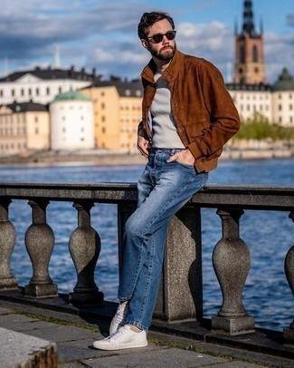 Как носить темно-коричневую куртку-рубашку с синими джинсами мужчине: Темно-коричневая куртка-рубашка и синие джинсы — беспроигрышный выбор, если ты хочешь создать лёгкий, но в то же время модный мужской лук. Почему бы не добавить в этот образ чуточку фривольности с помощью белых низких кед из плотной ткани?